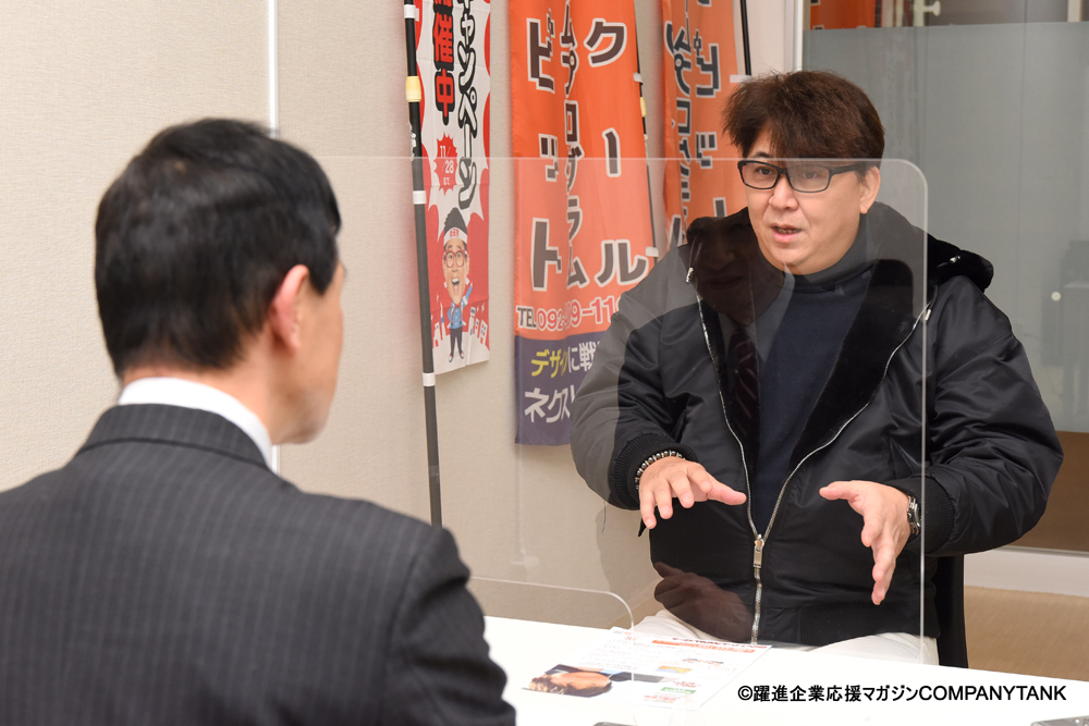 タレントの嶋大輔さんが本校でインタビュー
